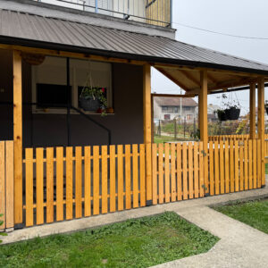 Drvena nadstrešnica s ogradom