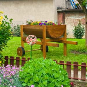 Cvjetnjak na kotačima od drveta