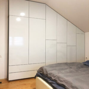 Sobni ormar pod kosinom